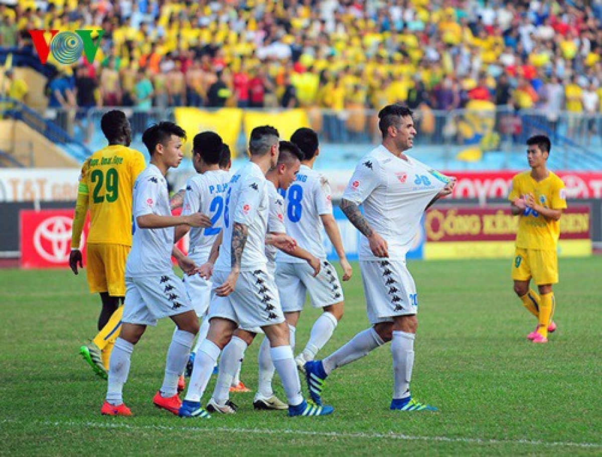 Gonzalo lập cú đúp giúp Hà Nội T&amp;T vô địch V-League ngày này 4 năm trước. (Ảnh: Trọng Phú).