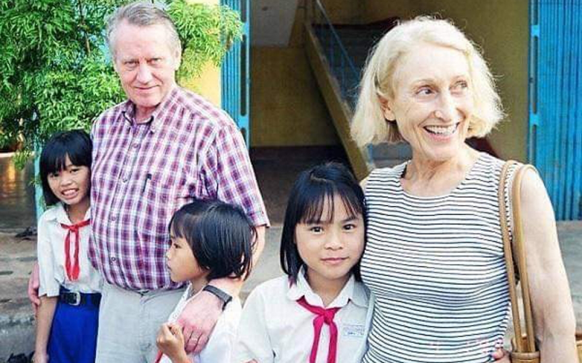 Tỷ phú Chuck Feeney thăm một bệnh viện tại Việt Nam. (Ảnh: Atlantic Philanthropies)
