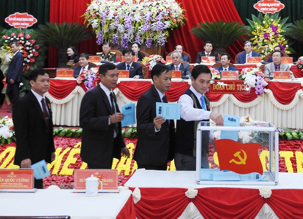 Đại biểu bỏ phiếu bầu BCH Đảng bộ tỉnh Kon Tum nhiệm kỳ mới