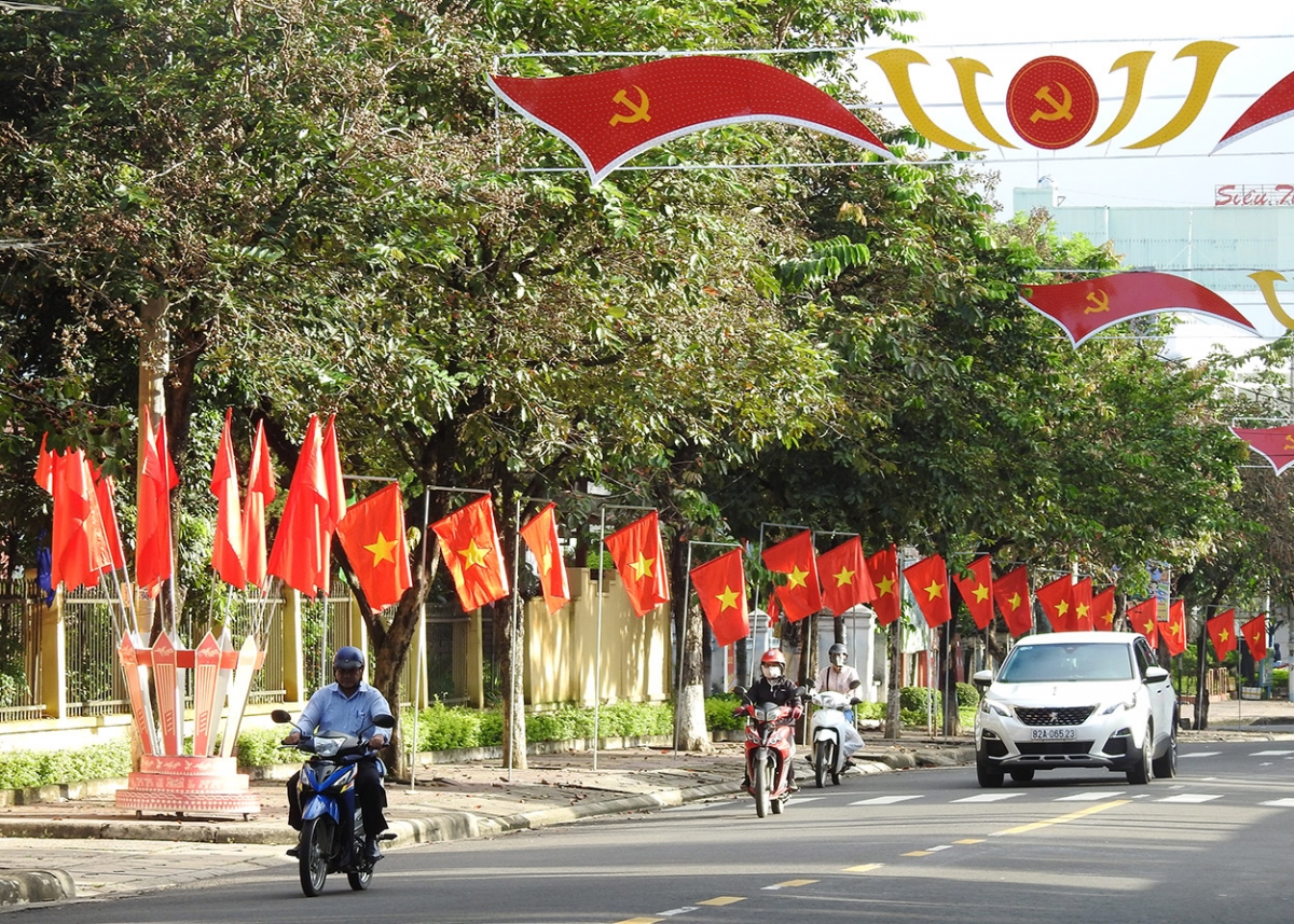 Trong 346 đại biểu dự Đại hội, có 47 đại biểu đương nhiên và 299 đại biểu được bầu từ Đại hội của 14 Đảng bộ trực thuộc Tỉnh ủy. Đại hội đại biểu Đảng bộ tỉnh Kon Tum lần thứ XVI có phương châm: “Đoàn kết- Dân chủ- Sáng tạo- Phát triển”.