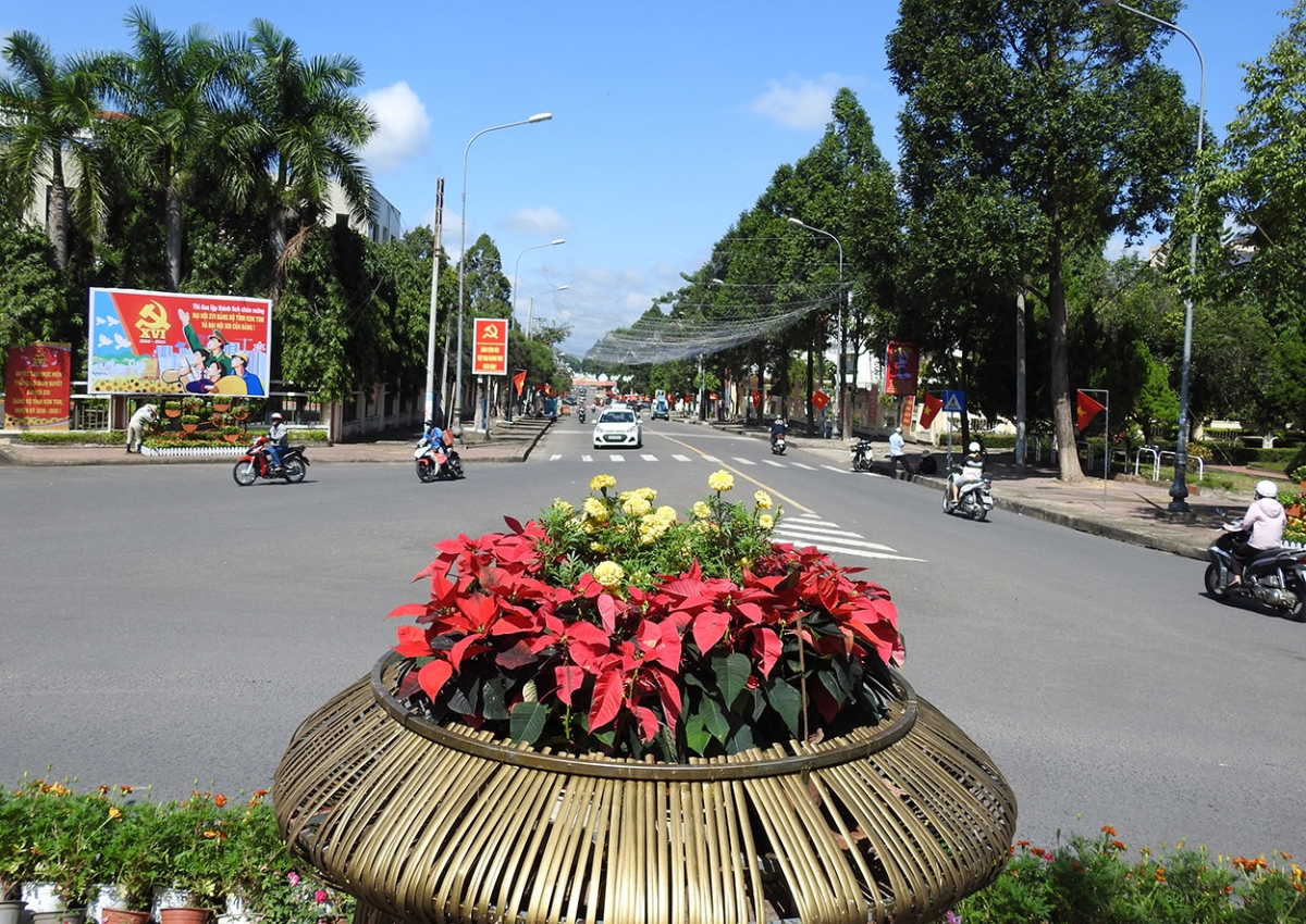 Báo cáo Chính trị trình Đại hội có chủ đề: “Tăng cường xây dựng Đảng bộ và hệ thống chính trị trong sạch, vững mạnh; năng động, sáng tạo; phát huy sức mạnh đoàn kết các dân tộc; giữ vững quốc phòng, an ninh; huy động, khai thác và sử dụng hiệu quả các nguồn lực; đưa tỉnh Kon Tum phát triển nhanh và bền vững”.