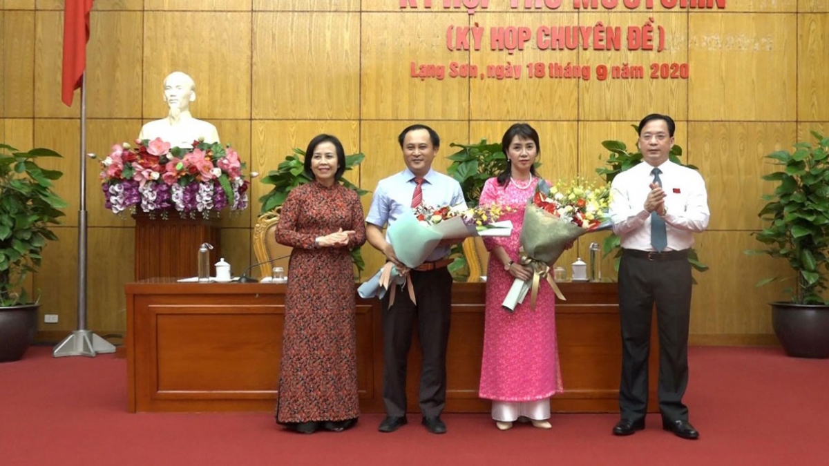 Lãnh đạo HĐND tỉnh Lạng Sơn tặng hoa chúc mừng 2 tân Phó Chủ tịch UBND tỉnh