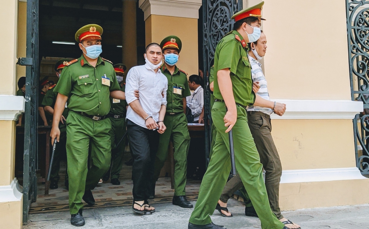 Kết thúc phiên tòa, các bị cáo được áp giải về nơi giam giữ để chấp hành bản án.