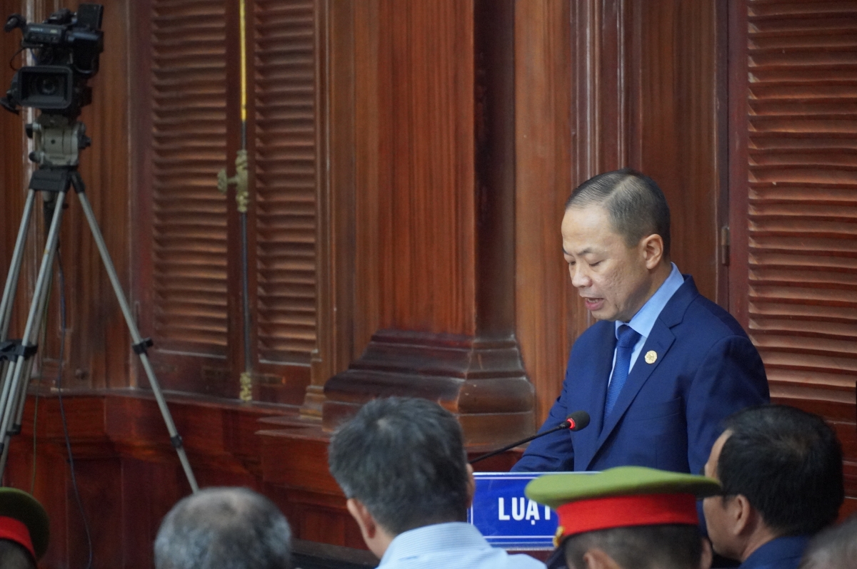 Luật sư Nguyễn Hữu Thế Trạch bào chữa cho bị cáo Lê Thị Thanh Thúy trình bày quan điểm.