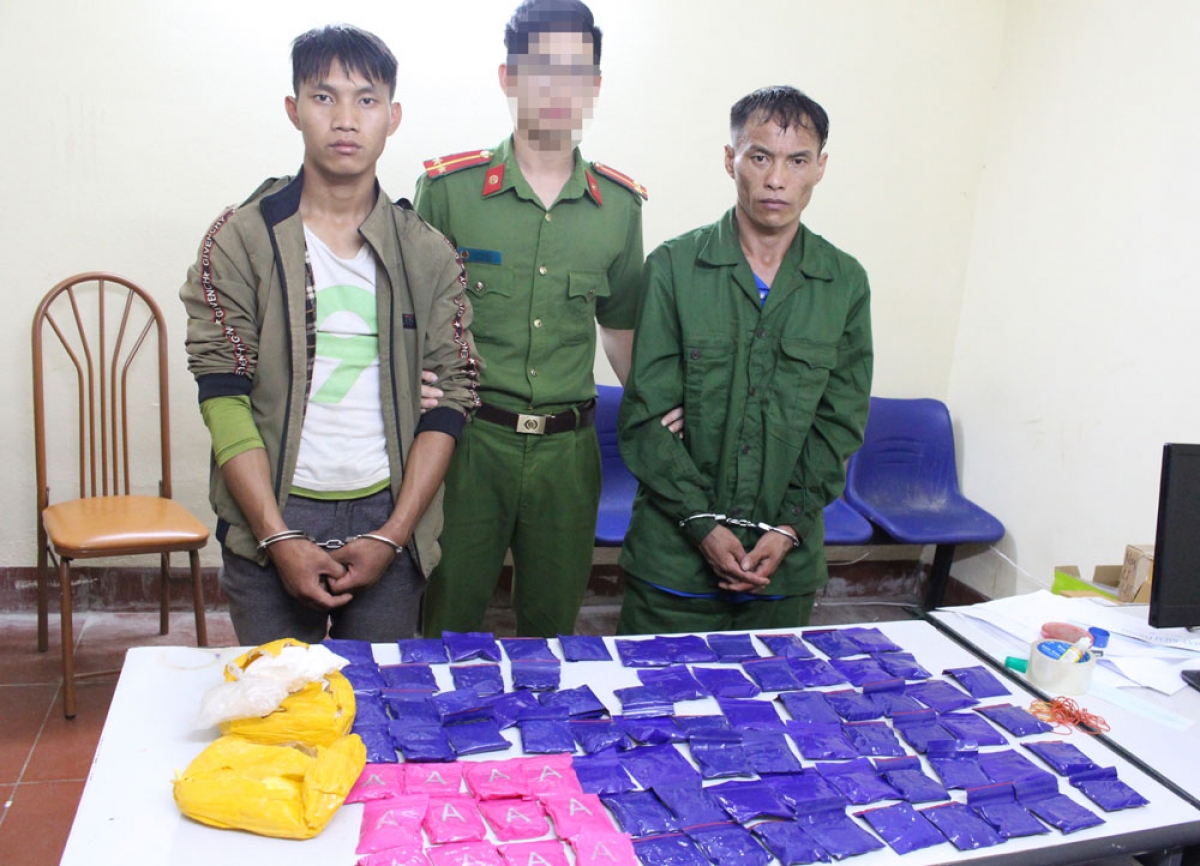 Các đối tượng cùng tang vật tại cơ quan công an.