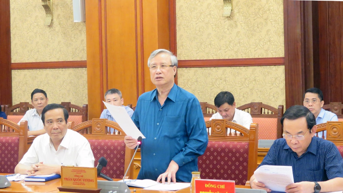 Thường trực Ban Bí thư Trần Quốc Vượng phát biểu tại phiên họp