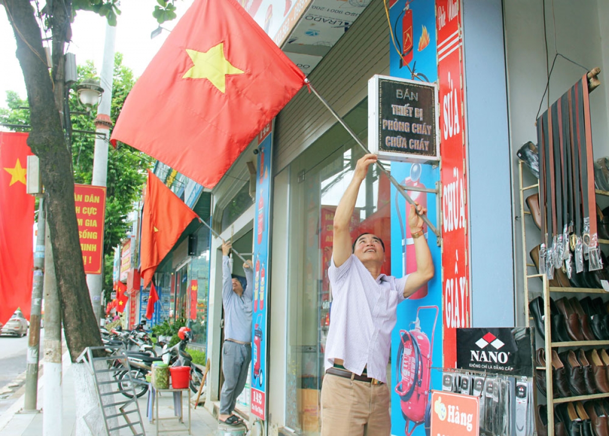 Người dân thành phố Sơn La treo cờ chào mừng Đại hội