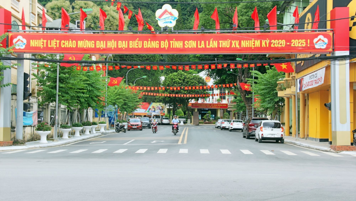 Trên các tuyến phố của thành phố Sơn La, những băng rôn, áp phích và cụm pa nô cỡ lớn, màu sắc rực rỡ, có nội dung chào mừng Đại hội, được trang hoàng đẹp mắt