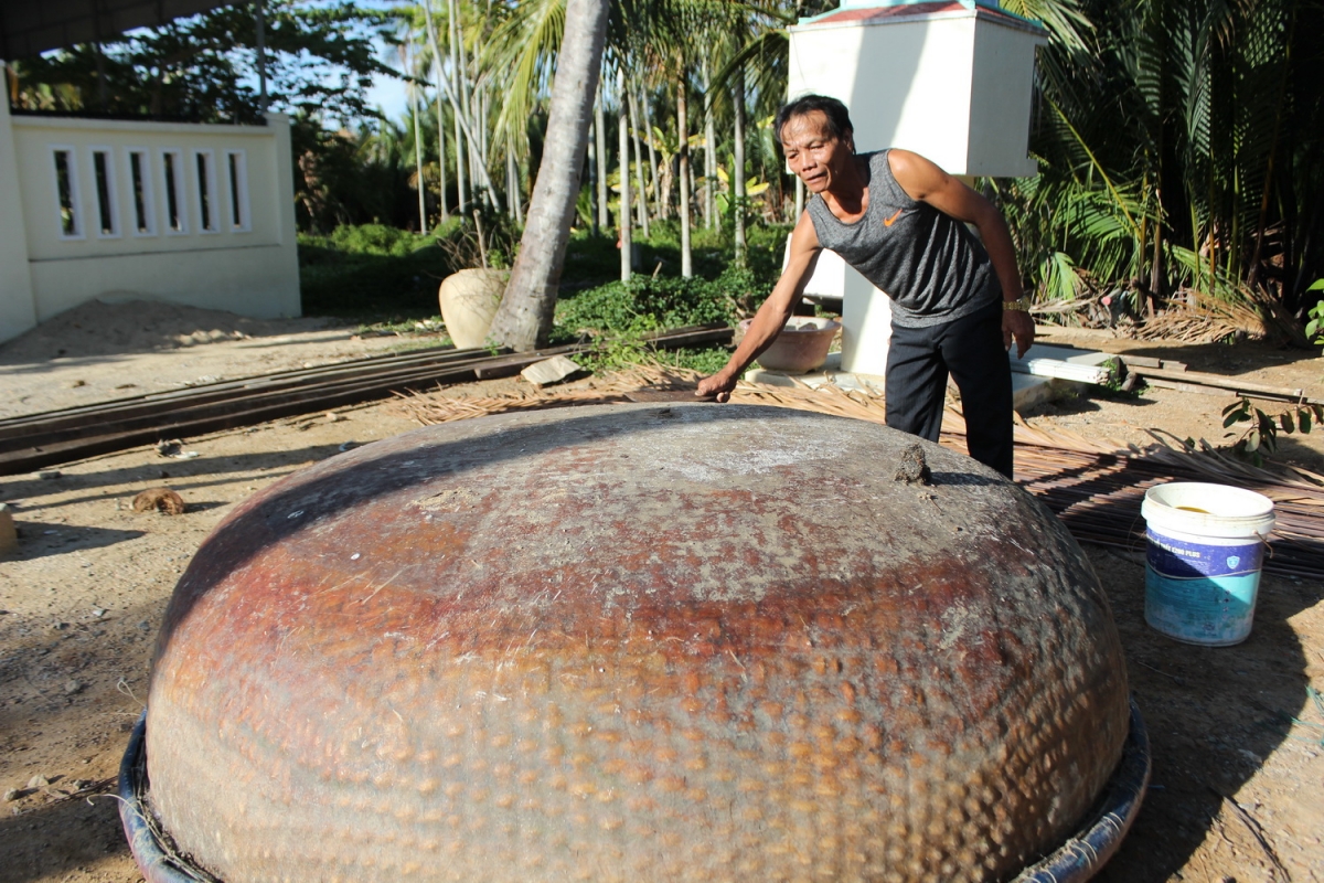 Thuyền thúng của ông Phạm Theo phục vụ khách tham quan Rừng dừa Bảy Mẫu phải úp trên bờ trong suốt 2 đợt dịch qua.