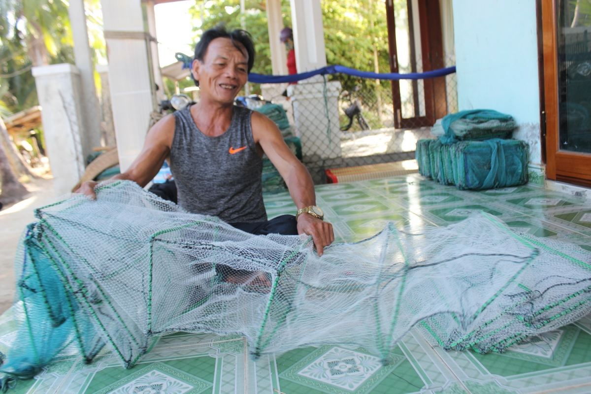 Nhiều ngư dân ở Hội An chuyển sang làm dịch vụ du lịch nay quay lại với nghề đánh bắt chờ du lịch phục hồi.