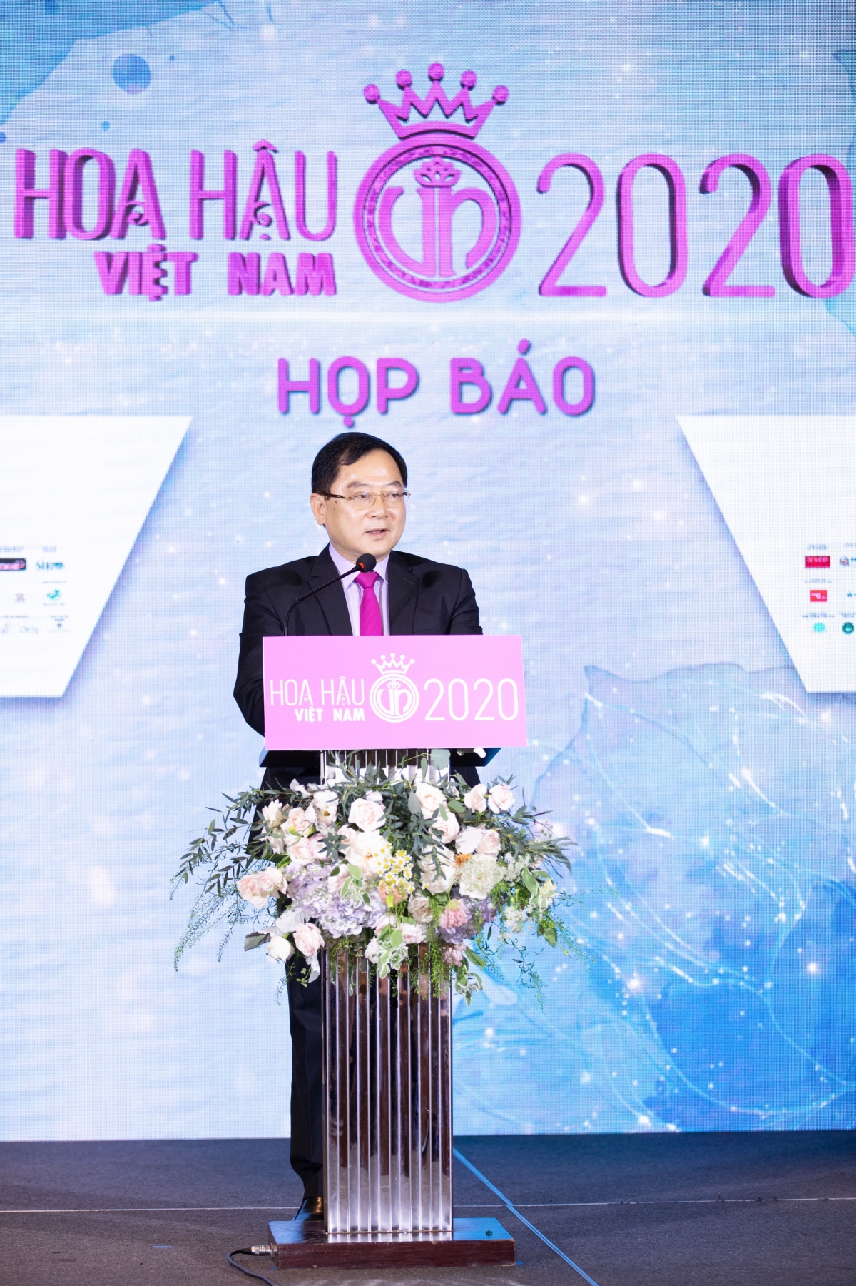 Sau khi thiết lập trạng thái bình thường mới, cuộc thi Hoa Hậu Việt Nam 2020 đã chính thức quay trở lại với buổi họp báo sáng ngày 23/9 vừa qua. Sự kiện không chỉ thu hút sự quan tâm của khán giả bởi những điểm mới lạ trong cuộc thi năm nay mà còn quy tụ dàn hậu đình đám nhất nhì Việt Nam: Hoa hậu Đỗ Mỹ Linh, Hoa hậu Tiểu Vy, Hoa hậu Lương Thuỳ Linh, Á hậu Kiều Loan, Á hậu Phương Nga, Á hậu Tường San, Á hậu Thuý An, Người đẹp Thuỳ Tiên,...