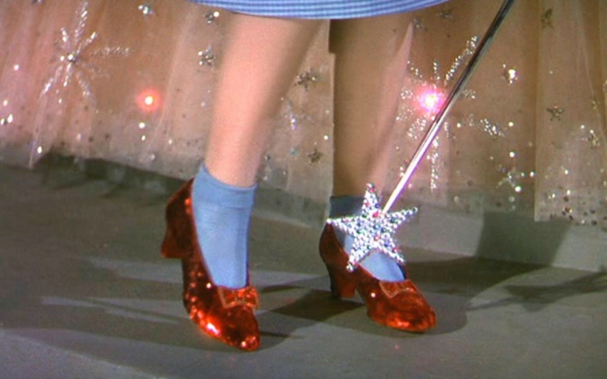 Đôi hài hồng ngọc trong The Wizard of Oz (1939): The Wizard of Oz là tác phẩm đánh dấu sự chuyển tiếp từ thể loại đen trắng sang phim màu của Hollywood khi nhân vật chính Dorothy bước từ khung cảnh đen trắng của vùng Kansas sang xứ Oz rực rỡ diệu kỳ. Đôi hài hồng ngọc mà Dorothy mang chính là điểm nhấn của bộ phim khi tương phản hoàn hảo với màu vàng của con đường gạch diệu kỳ. Viện nghiên cứu lịch sử Smithsonian đã vinh danh đôi hài như một trong các bảo vật nước Mỹ. Ảnh: IMDb.