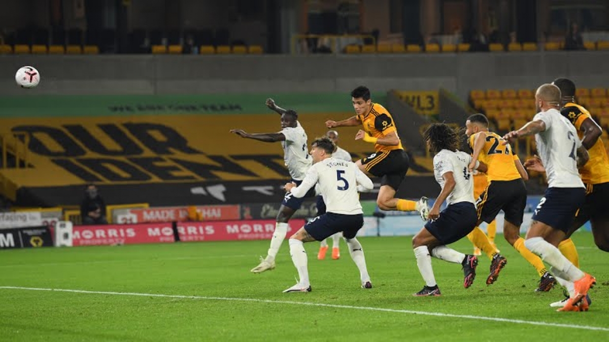 Những nỗ lực của Wolves chỉ giúp họ có 1 bàn thắng của Jimenez. (Ảnh: Reuters).