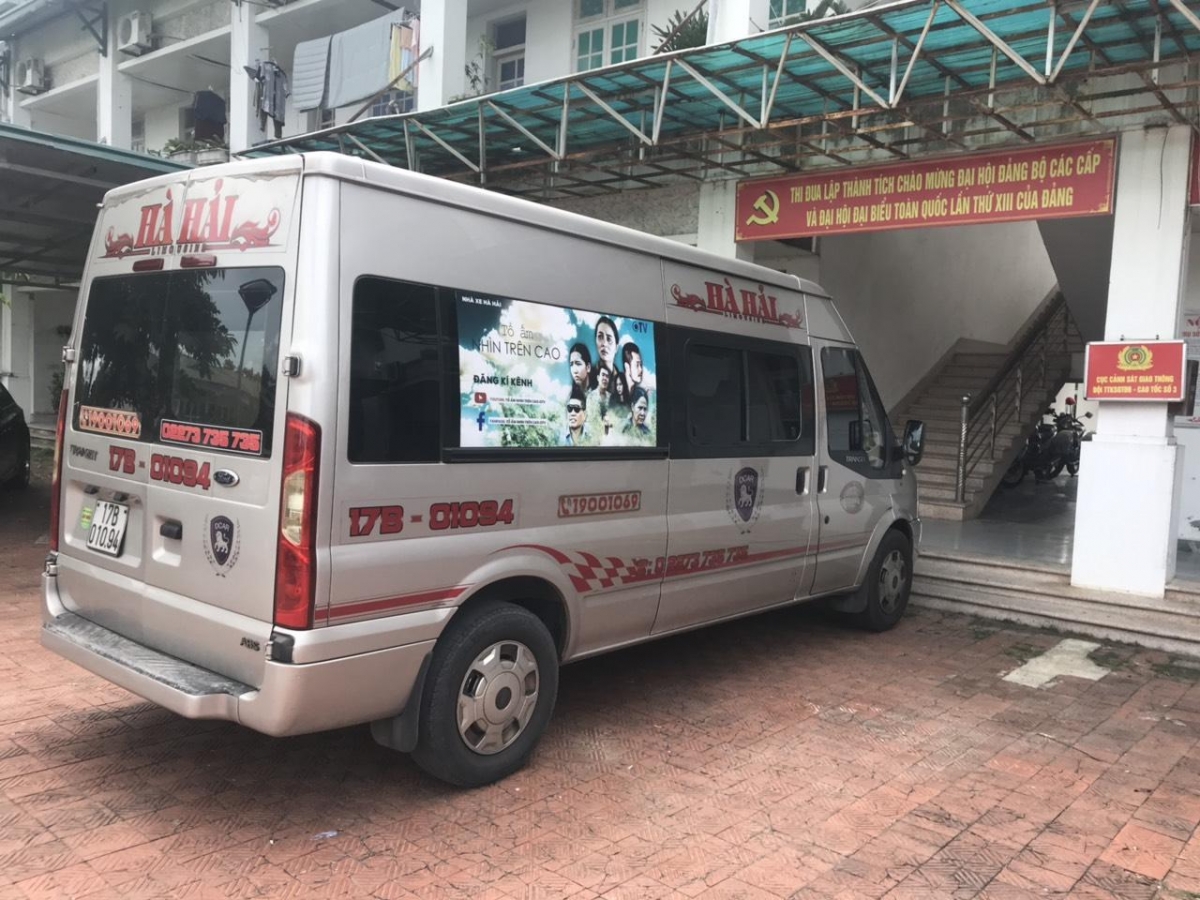 Lực lượng chức năng đưa xe vi phạm về trụ sở Đội CSGT sô 3 - Cục CSGT xử lý.