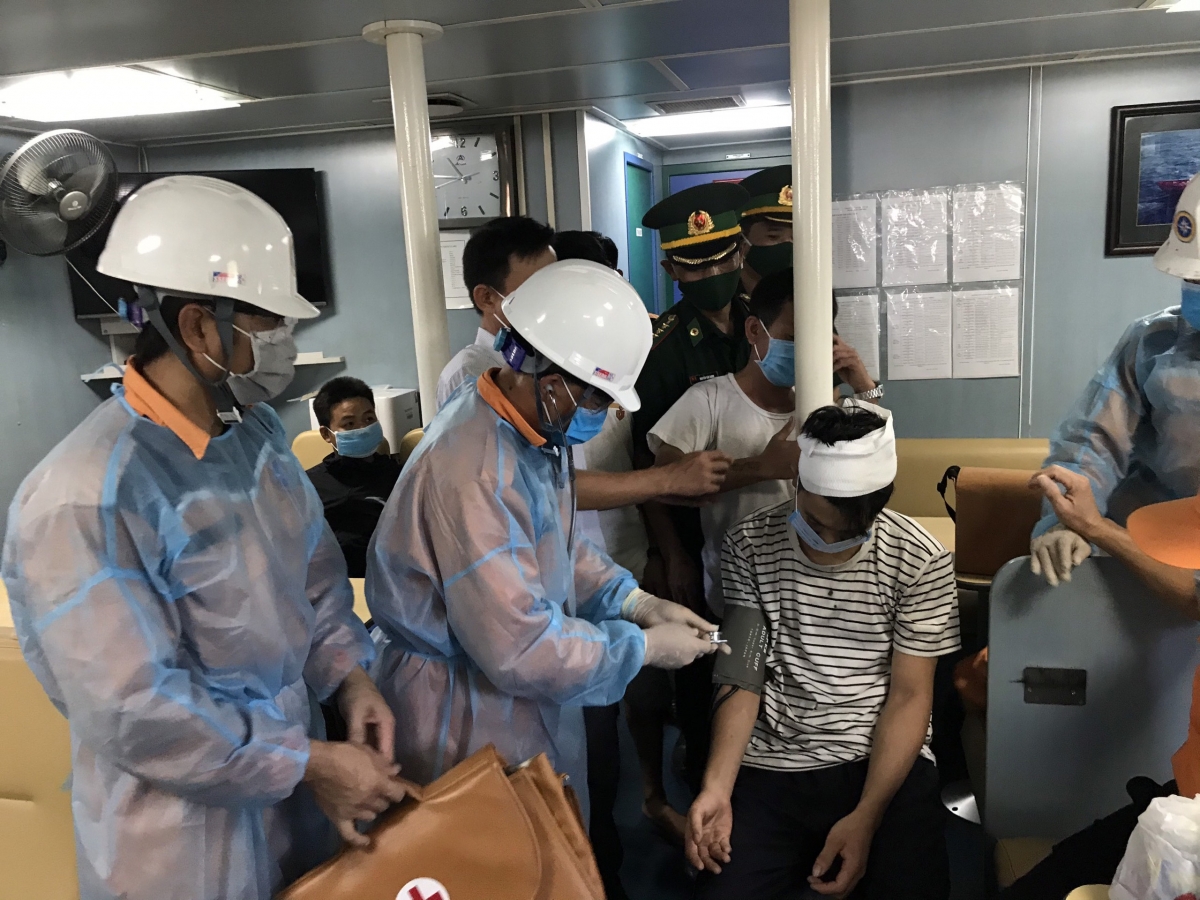 Các thuyền viên được chăm sóc Y tế trên biển.