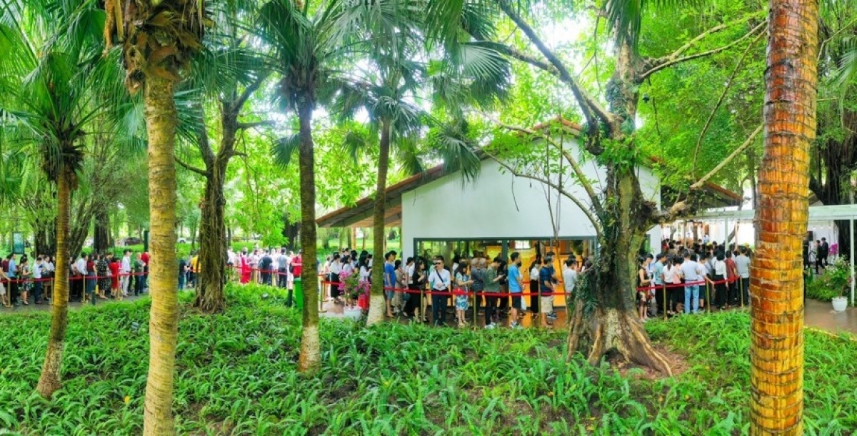 Mới đây, tập đoàn Ecopark đã chính thức khai trương nhà mẫu căn hộ Sky Oasis cho khách tham quan và mua căn hộ. Sự kiện này thu hút hàng nghìn khách hàng quan tâm, xếp hàng dài cả cây số, tạo ra một cơn sốt chưa từng có tại thị trường bất động sản Hà Nội.