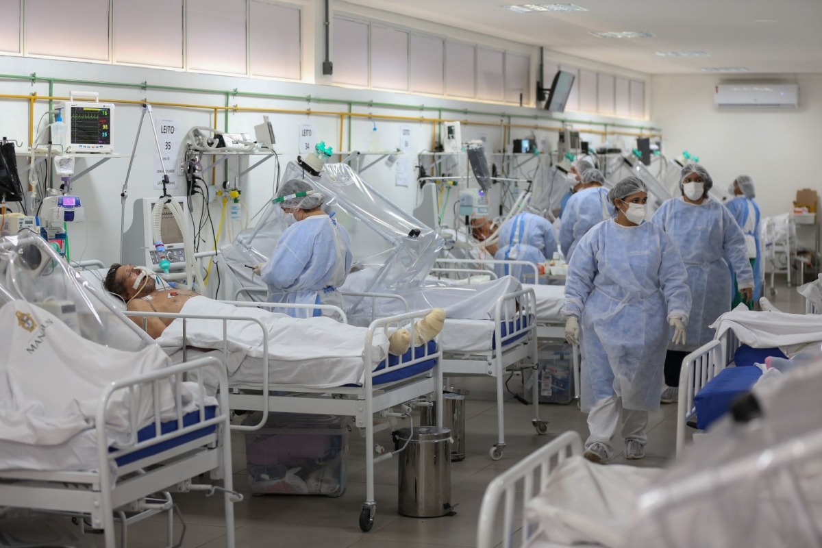 Nhân viên y tế chăm sóc bệnh nhân mắc Covid-19 tại một bệnh viện ở Manaus, Brazil
ngày 20/5. Ảnh: AFP.