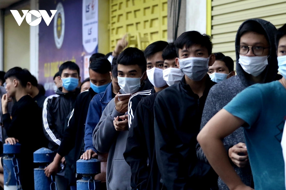 Người hâm mộ xếp hàng chờ phát vé vào xem trận derby thủ đô Viettel - Hà Nội FC ở vòng 5 giai đoạn II V-League 2020. (Ảnh: Trần Tiến).