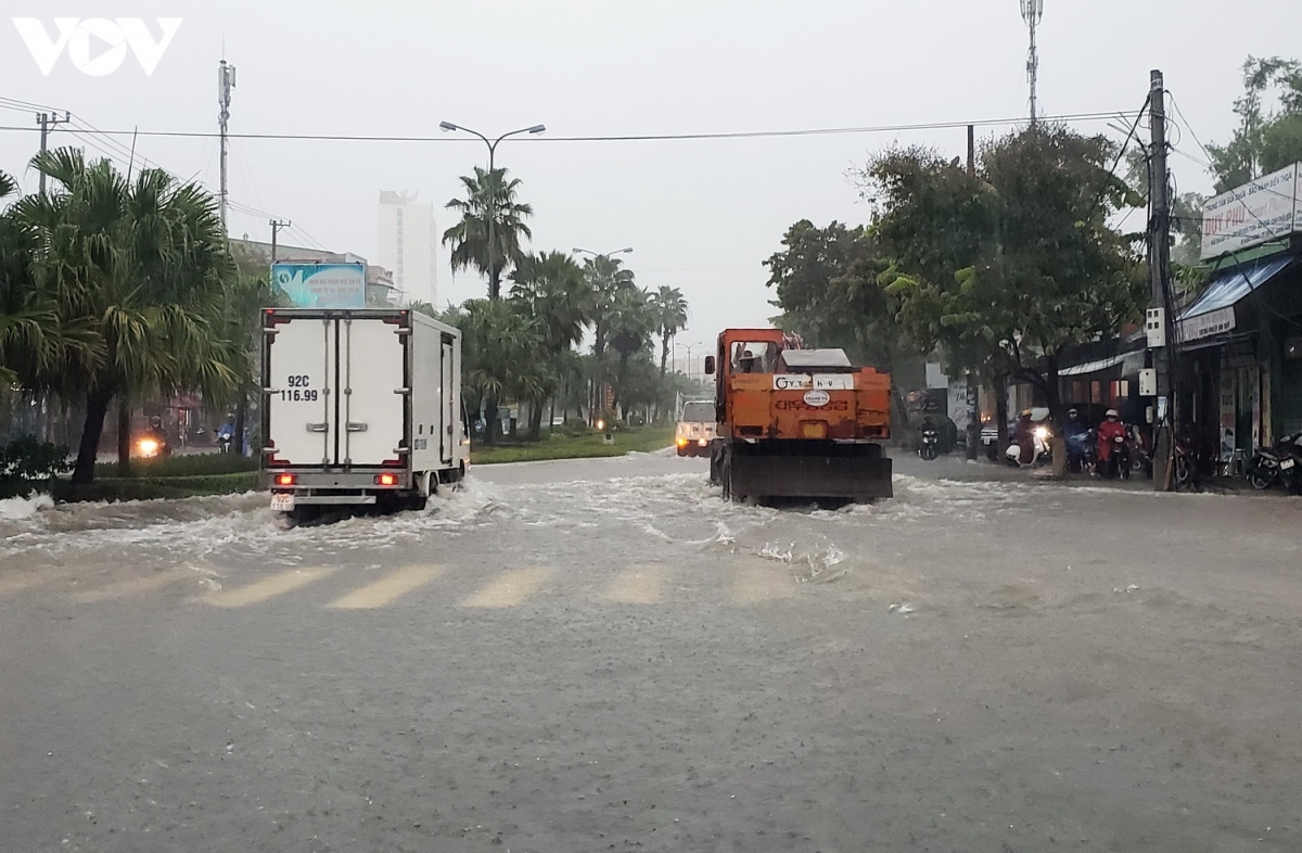 Mưa lớn cũng khiến nhiều khu vực tại các huyện Thăng Bình, Phú Ninh, và thành phố Tam Kỳ bị ngập. Đặc biệt, các tuyến đường giao thông ngập cục bộ khiến giao thông đi lại khó khăn.