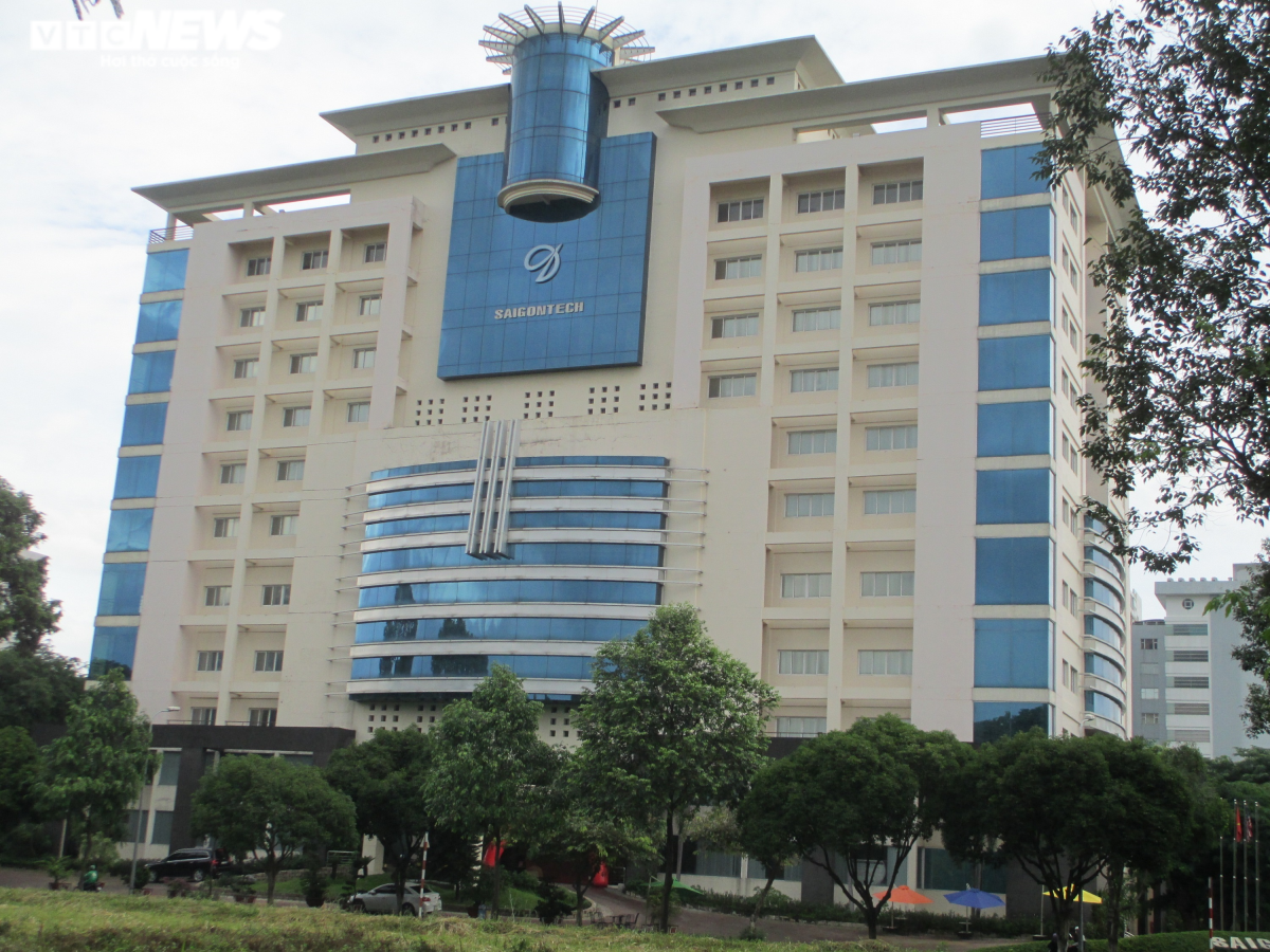 Tại Quận 12, Ngân hàng TMCP Sài Gòn (SCB) cũng vừa có thông báo đấu giá tài sản là quyền sử dụng đất và tài sản gắn liền với đất tại lô số 14, khu công viên phần mềm Quang Trung (phường Tân Chánh Hiệp, Quận 12). Khu đất có diện tích 5.646m2, được sử dụng để xây dựng Trường Kĩ thuật Tin học Sài Gòn (SaigonTech).