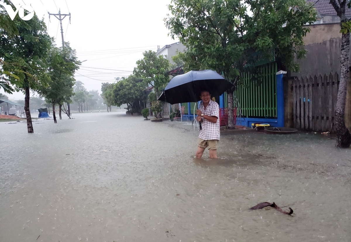 Ban Chỉ huy PCTT&amp;TKCN tỉnh Quảng Nam cho biết, hiện mực nước các sông trên địa bàn tỉnh Quảng Nam đang lên. (Ảnh: Một khu dân cư bị nước lụt bủa vây).