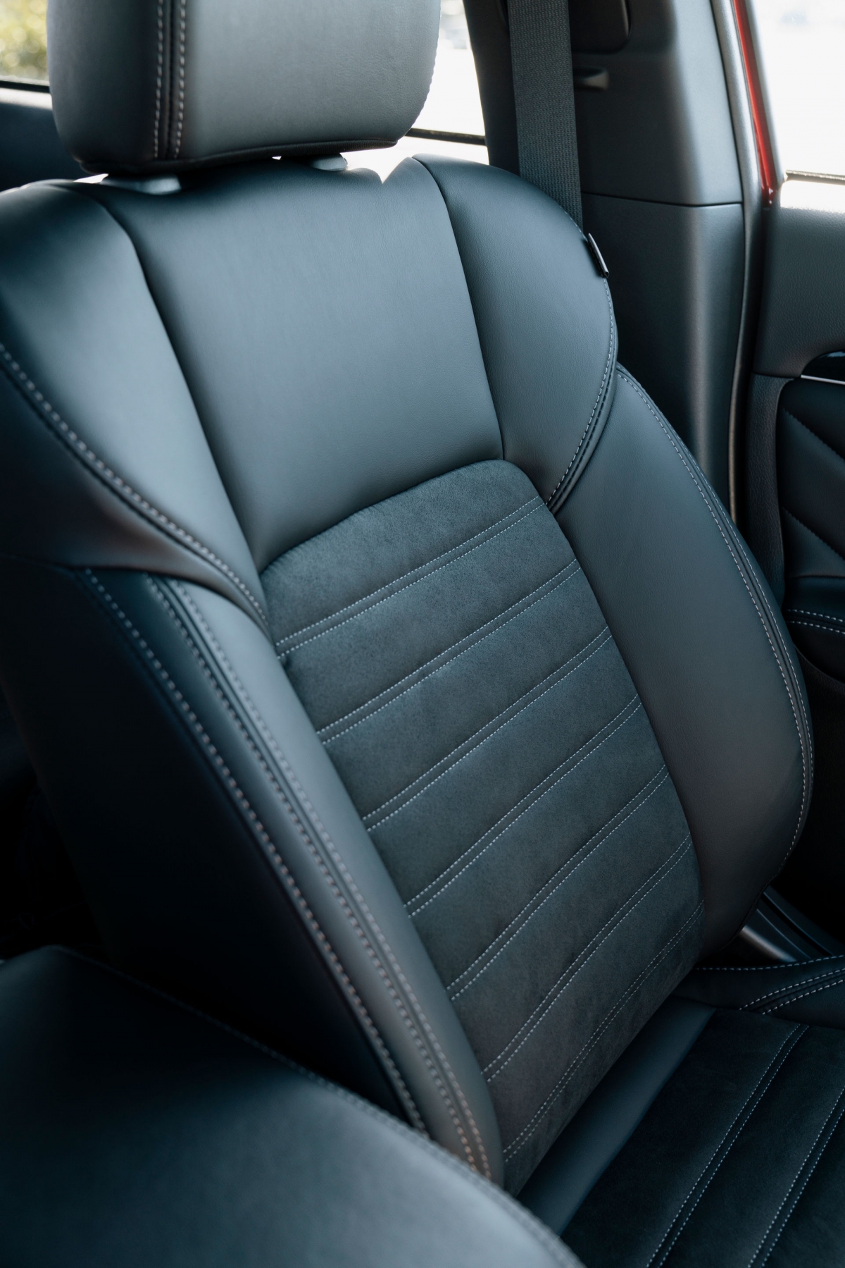 Theo Mitsubishi, cần khoảng 7 giờ để sạc lại bộ pin 13,8 kWh của chiếc SUV thông qua phích cắm loại 1, 3 giờ với phích cắm loại 2 và chỉ mất 25 phút qua bộ sạc nhanh DC.