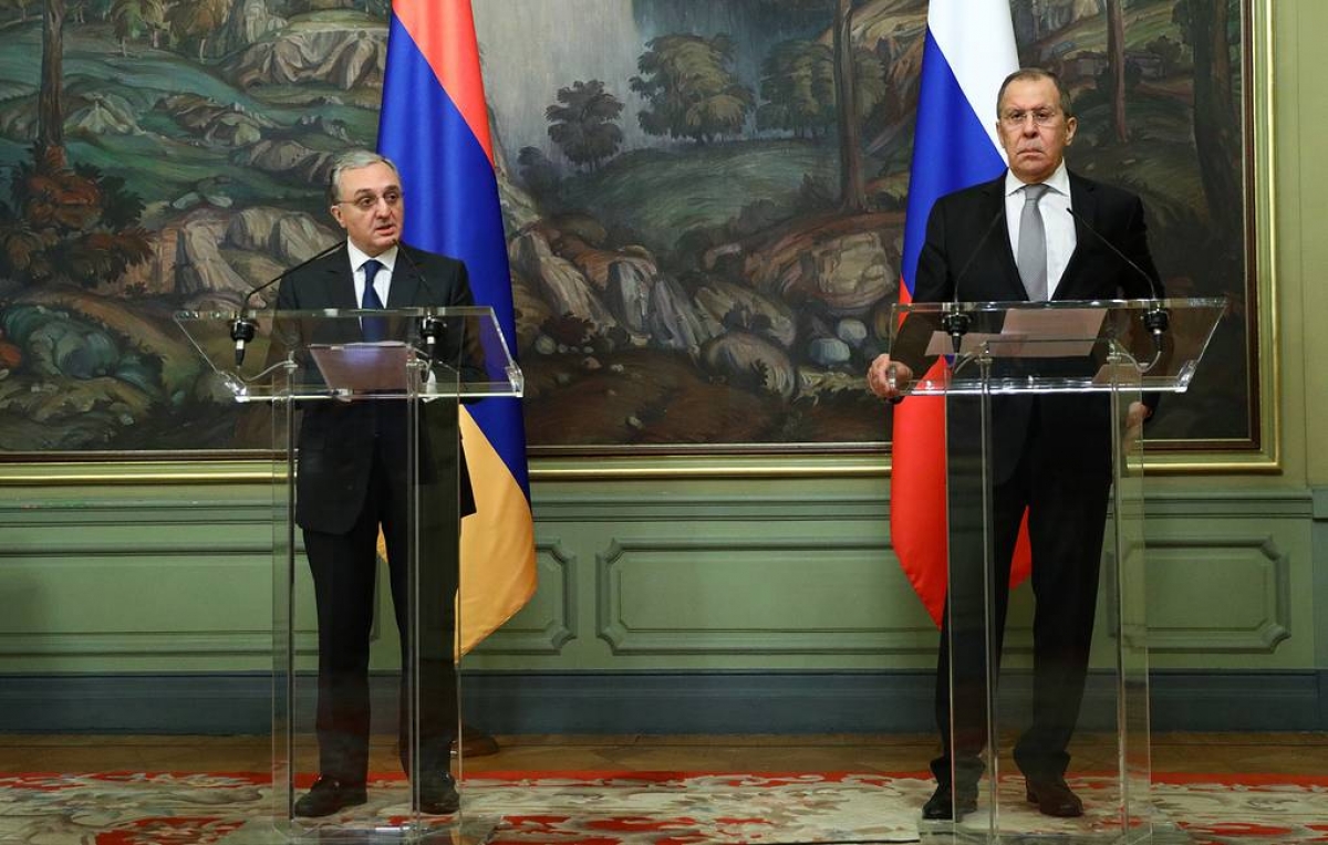 Bộ trưởng ngoại giao Armenia Zohrab Mnatsakanyan và Bộ trưởng ngoại giao Nga Sergei Lavrov tại cuộc họp báo sau hội đàm ở Moscow. (Ảnh: Tass)