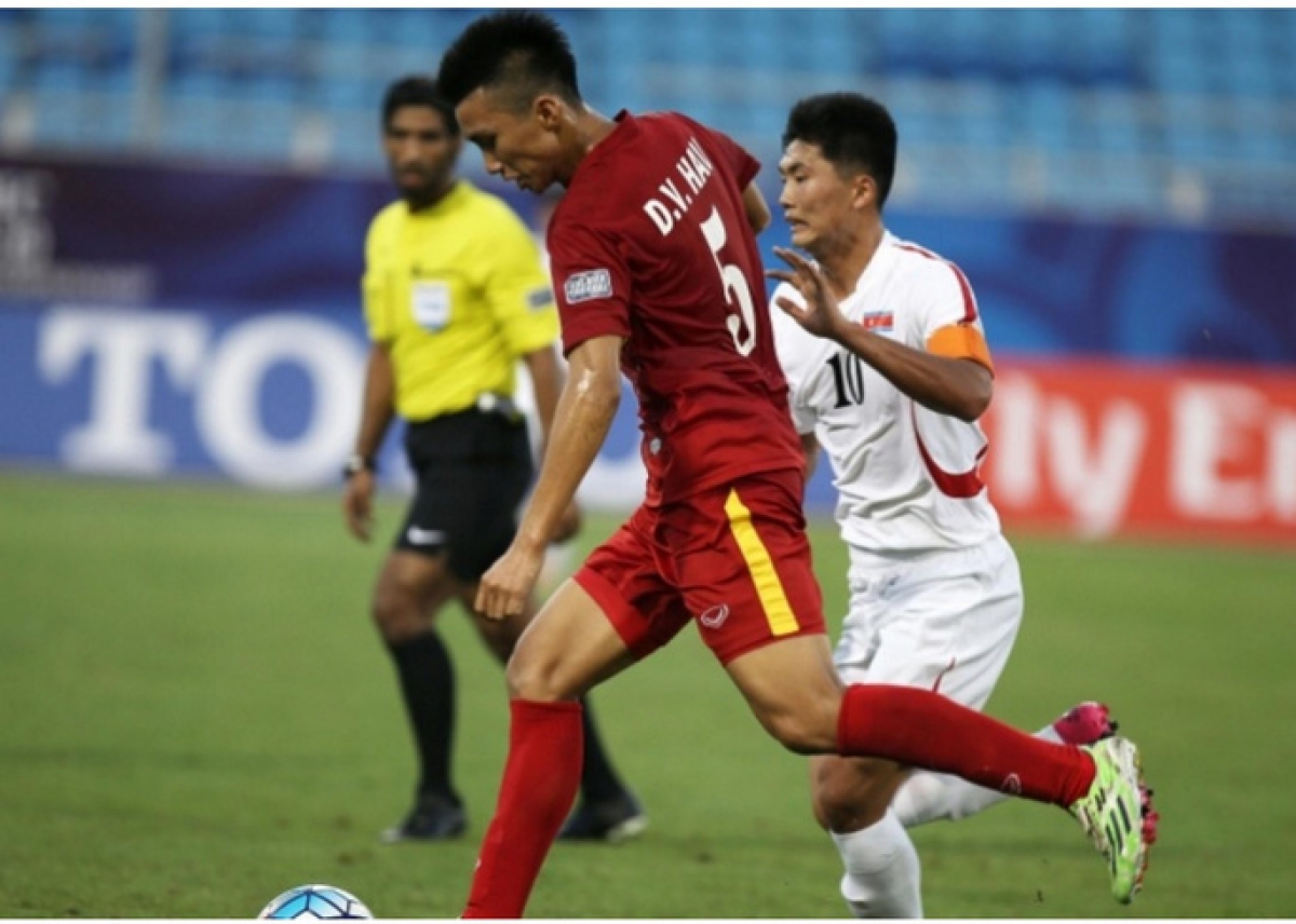 Hình ảnh Văn Hậu tranh bóng trong trận đấu cách đây 4 năm của U19 Việt Nam với U19 Triều Tiên. (Ảnh: AFC).