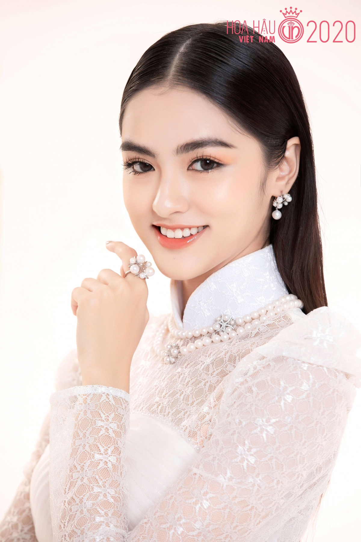 Đặc biệt, để tăng thêm sức nóng cho cuộc thi, mới đây BTC Hoa Hậu Việt Nam đã tung ra bộ ảnh profile giúp khán giả có thể chiêm ngưỡng cận cảnh nhan sắc của toàn bộ thí sinh năm nay.