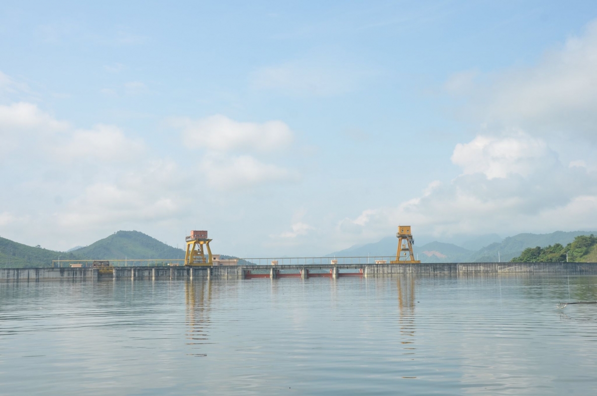 Hồ thủy điện Tuyên Quang.