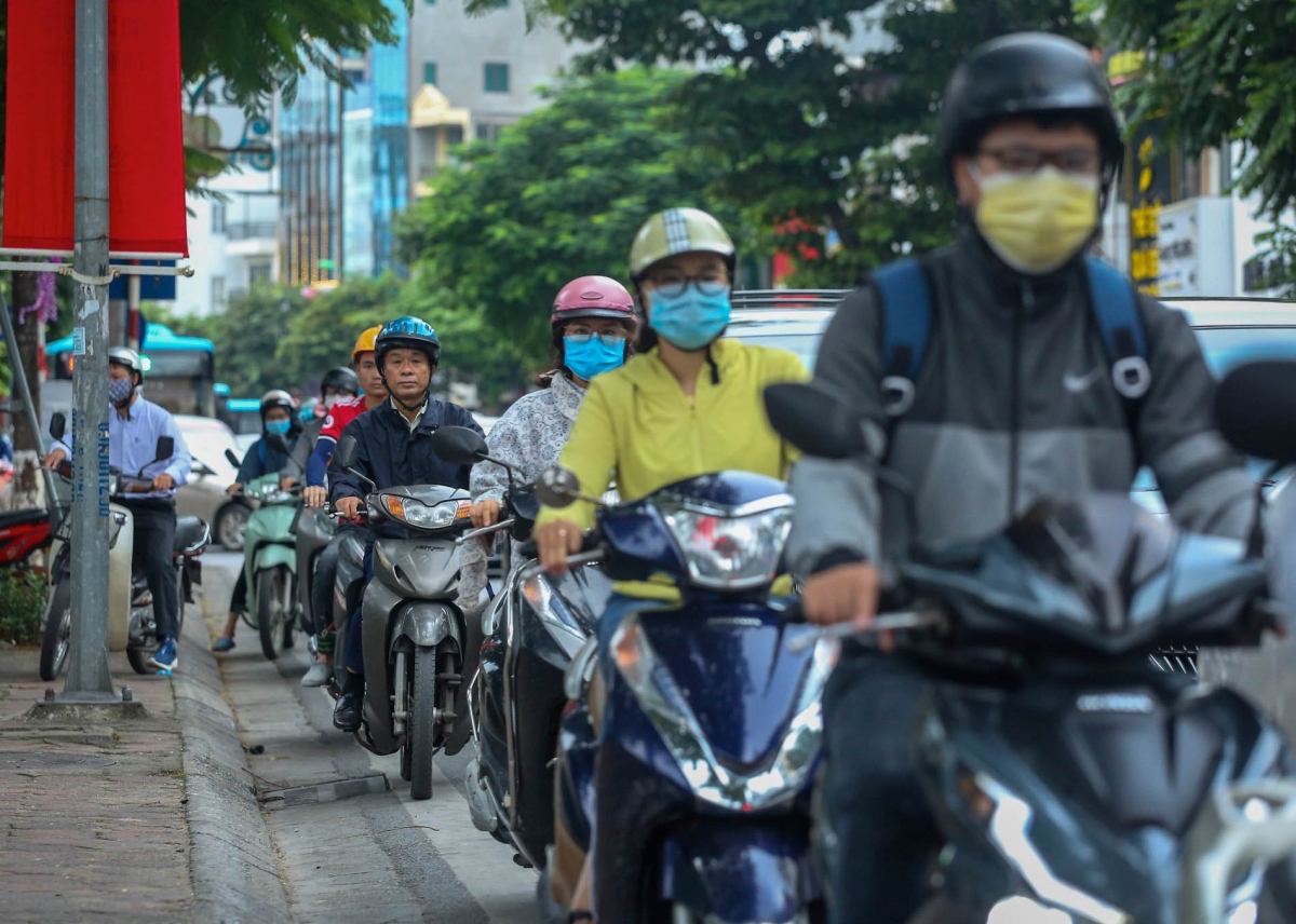 Đa phần người dân Thủ đô khi đi làm sáng đều phải mặc thêm áo khoác để giữ ấm cho cơ thể.