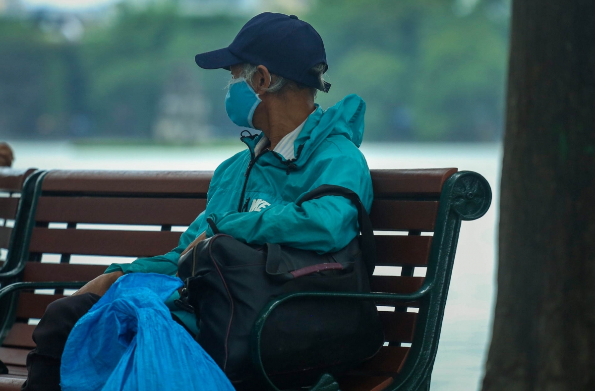 Người dân đến hồ Hoàn Kiếm cũng phải mặc thêm áo.