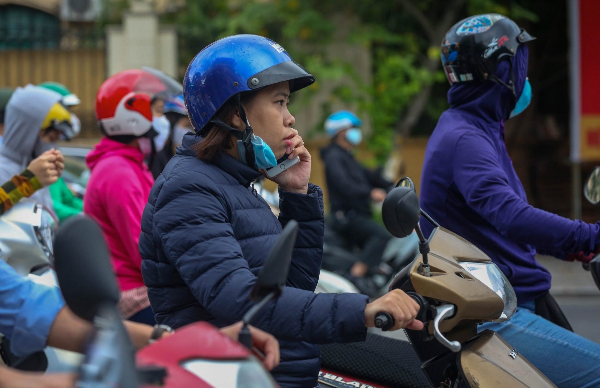 Không còn những chiếc áo ngắn tay mùa Hè, thay vào đó là những chiếc áo khoác dày dặn giữ ấm cho cơ thể mỗi khi ra đường.