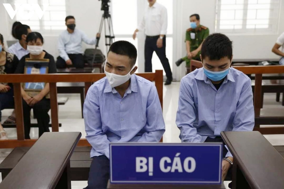 Hai bị cáo Đinh Văn Giáp và Đinh Văn Trường tại tòa.