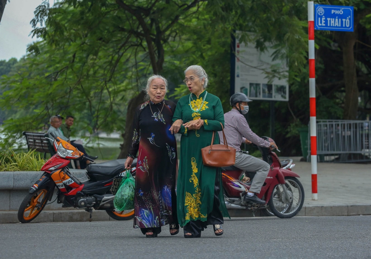 Tiết Thu se se lạnh là khoảng thời điểm lý tưởng để các bà, các mẹ và chị em phụ nữ diện những bộ áo dài truyền thống phố xuống phố./.