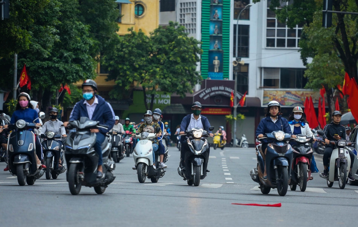 Theo Trung tâm Dự báo KTTV Quốc gia, thủ đô Hà Nội và các tỉnh phía Bắc đang đón nhận đợt không khí lạnh đầu mùa khiến nền nhiệt giảm mạnh, có nơi xuống dưới 20 độ C.
