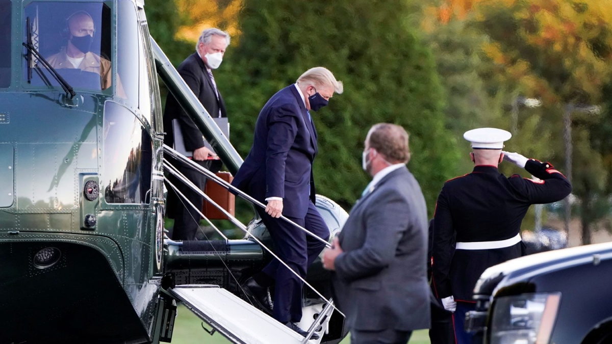 Tổng thống Trump được trực thăng Marine One đưa tới Trung tâm Quân y Quốc gia Walter Reed. Ảnh: Reuters