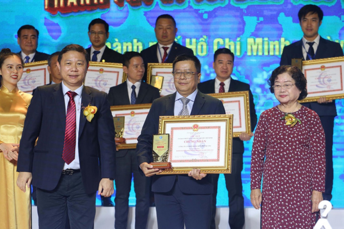 Bà Trương Mỹ Hoa, nguyên Phó Chủ tịch nước và ông Dương Anh Đức, Phó Chủ tịch UBND TP HCM, trao bằng chứng nhận và kỷ niệm chương cho doanh nghiệp đạt danh hiệu. 