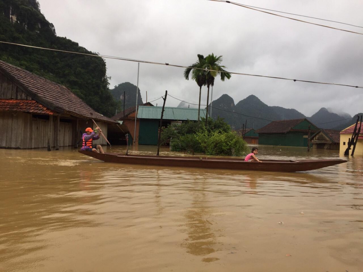 Mực nước lúc 7h ngày 9/10, trên một số sông như sau: Trên sông Ngàn Sâu tại Chu Lễ là 12,43m, dưới báo động (BĐ)2 0,07m; tại Hòa Duyệt là 7,02m, dưới BĐ1 0,48m; Trên sông Gianh tại Mai Hóa là 4,33m, dưới BĐ2 0,67m; Trên sông Kiến Giang tại Lệ Thủy là 3,15m, trên BĐ3 0,45m; Trên sông Thạch Hãn tại Thạch Hãn là 5,29m, dưới BĐ3 0,71m; Trên sông Hương tại Kim Long là 1,84m, dưới BĐ2 0,16m; Trên sông Bồ tại Phú Ốc là 3,59m, trên BĐ2 0,59m; Trên sông Vu Gia tại Ái Nghĩa là 7,02m, dưới BĐ2 0,52m. (Ảnh ngập lụt tại Tân Hoá, huyện Minh Hoá, Quảng Bình).