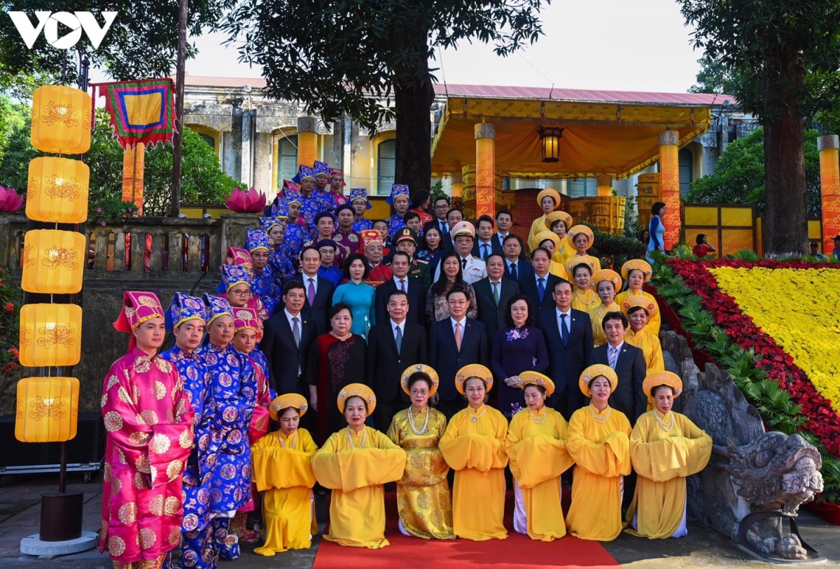 Lãnh đạo TP Hà Nội chụp ảnh chung sau lễ dâng hương tại Điện Kính Thiên.