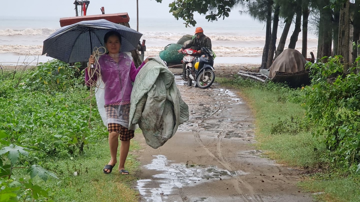 Bà con ngu dân pử Nghệ An chủ động sơ tán phòng tránh bão.