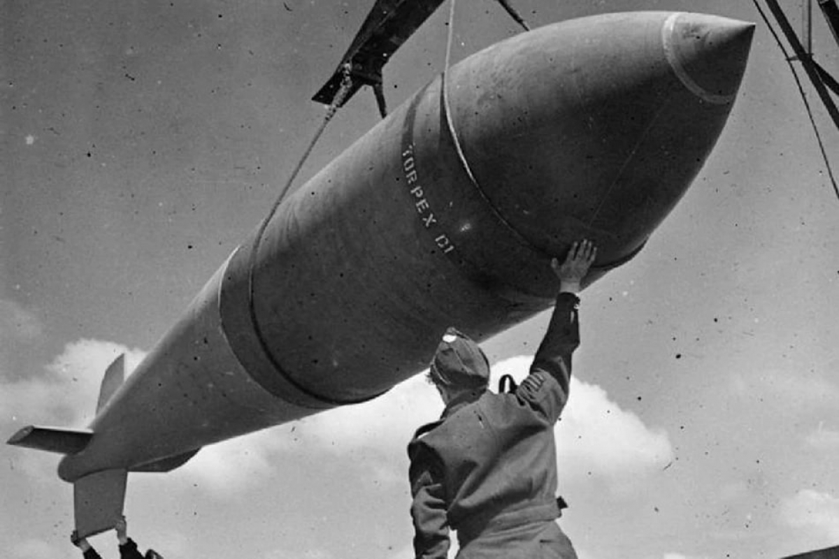 Quả bom Tallboy trong quá trình đưa vào máy bay ném bom Avro Lancaster. Ảnh: Không quân Hoàng gia Anh 