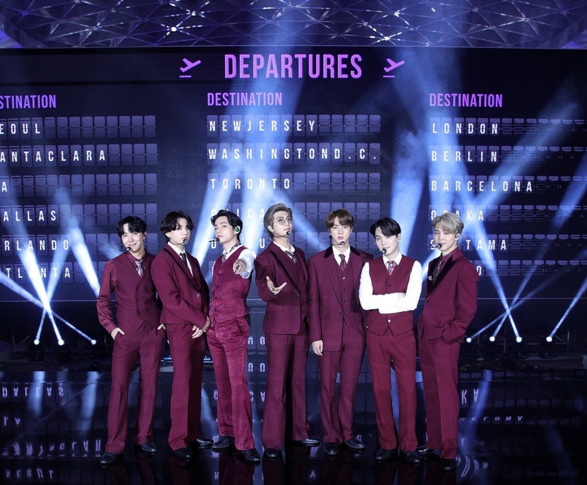 BTS khẳng định đẳng cấp nhóm nhạc hàng đầu với màn trình diễn "Dynamite" tại sân bay Incheon.