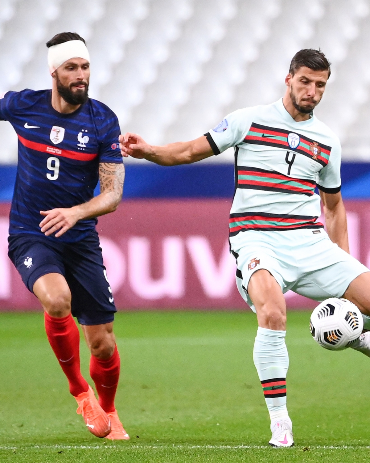 Olivier Giroud phải băng trắng đầu sau pha va chạm với Ruben Dias. (Ảnh: Bleacher Reports)