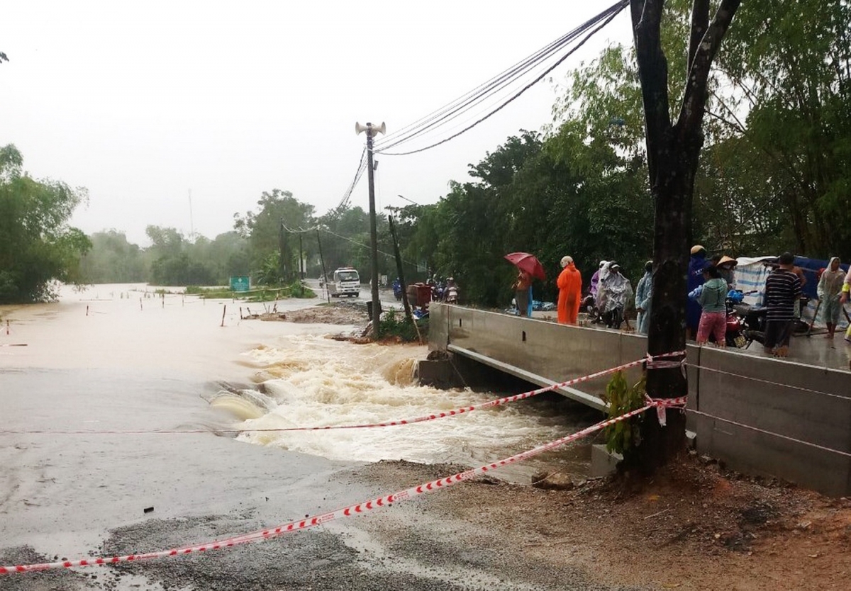 Mưa lớn trong ngày hôm nay (7/10) đã cuốn trôi cây cầu tạm tại khu vực thôn Cây Sanh, xã Tam Dân, huyện Phú Ninh, tỉnh Quảng Nam khiên giao thông tại khu vực này bị ách tắc.