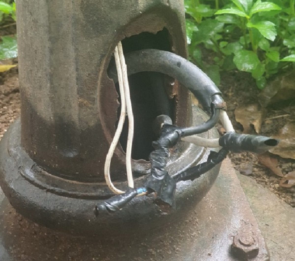 Dây điện chắp nối tại các cột đèn trong khu công viên chung cư C2.