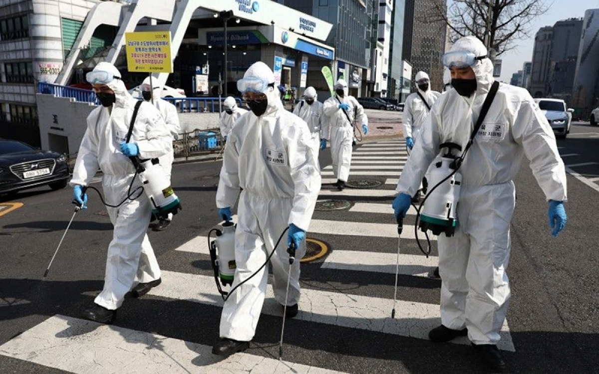 Khử trùng nhằm ngăn chặn dịch Covid-19 lây lan ở thủ đô Seoul, Hàn Quốc. Ảnh: Getty.