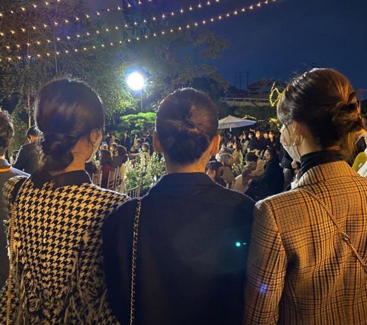Hình ảnh các thành viên SNSD tham dự lễ cưới của Changmin được Yuri chia sẻ trên trang cá nhân.