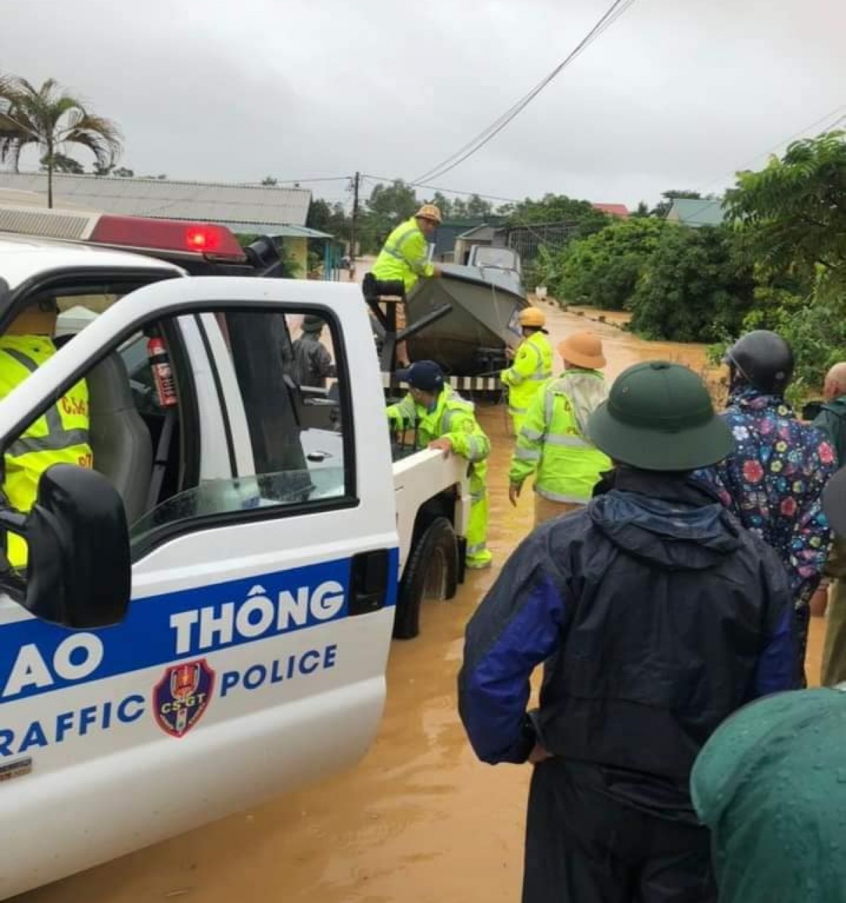 Lực lượng vũ trang tỉnh Quảng Trị sơ tán người dân ngập lụt (Ảnh FB Quảng Trị)