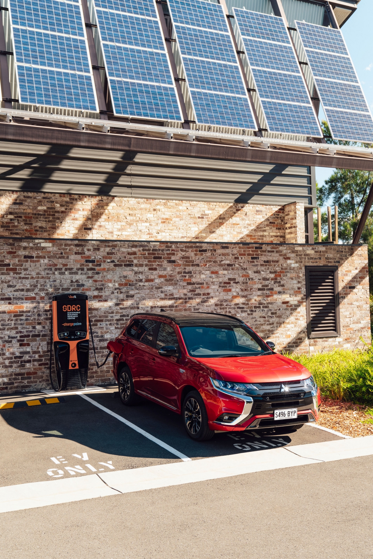 Giống như các phiên bản trước, Outlander PHEV 2021 được trang bị động cơ xăng 2.4 lít và các mô-tơ điện đặt ở cả phía trước và sau. 